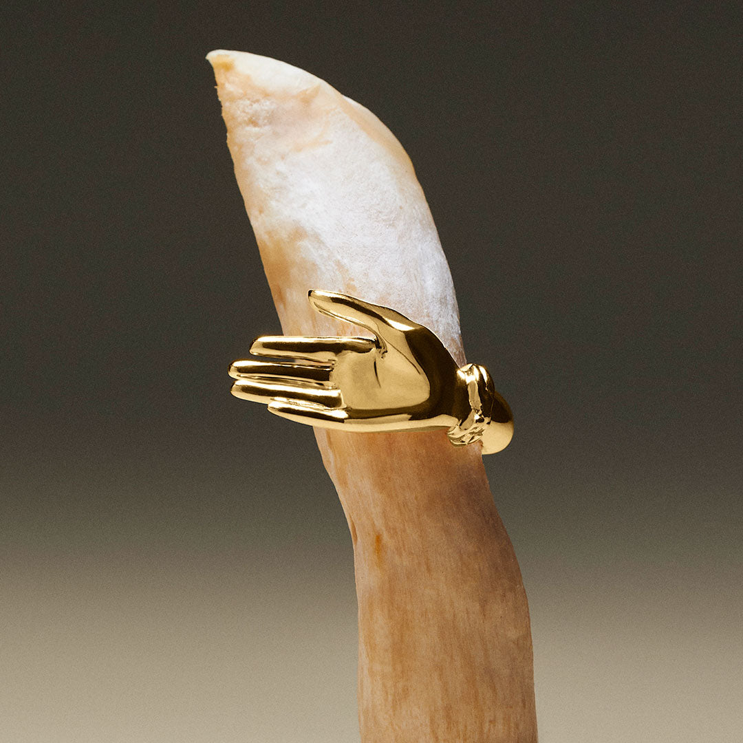 Anel de escultura de palma da mão em prata 925 com banho de ouro 18k