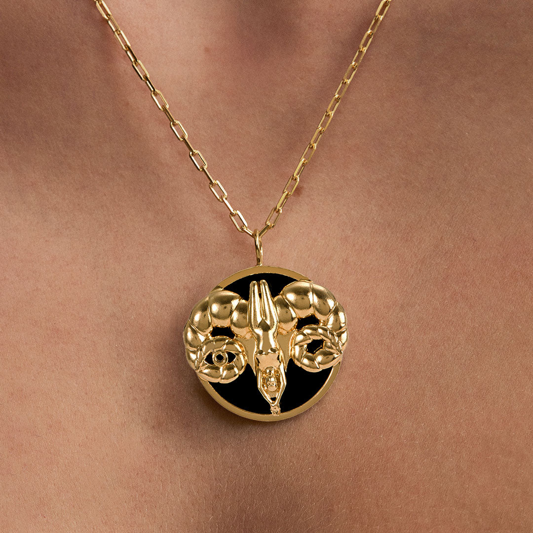 Modelo usando colar de signo de áries em prata 925 com banho em ouro 18k