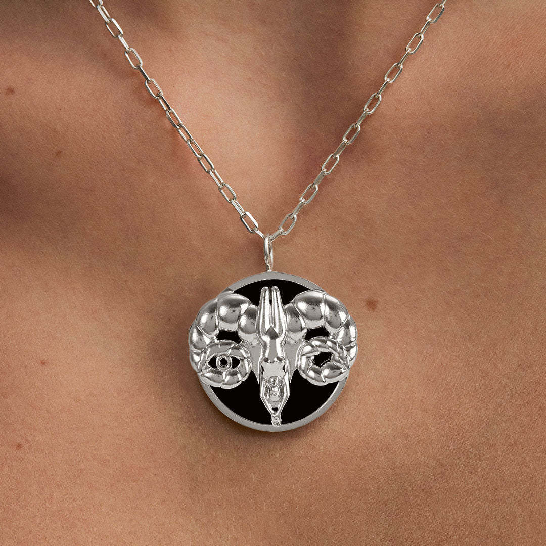 Modelo usando colar de signo de áries em prata 925
