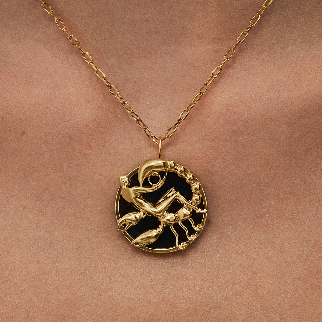 Modelo usando colar de signo de escorpião em prata 925 com banho em ouro 18k