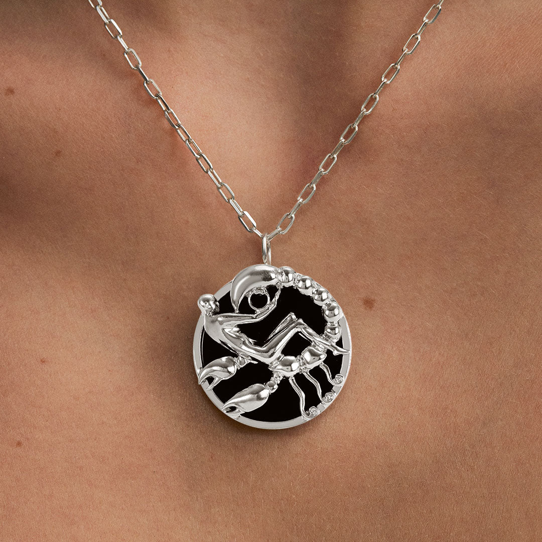 Modelo usando colar de signo de escorpião em prata 925