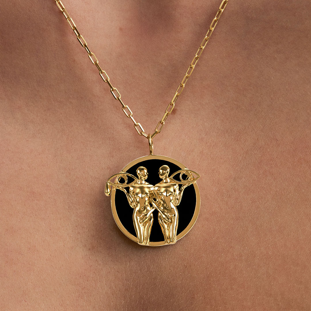 Modelo usando colar de signo de gêmeos em prata 925 com banho em ouro 18k