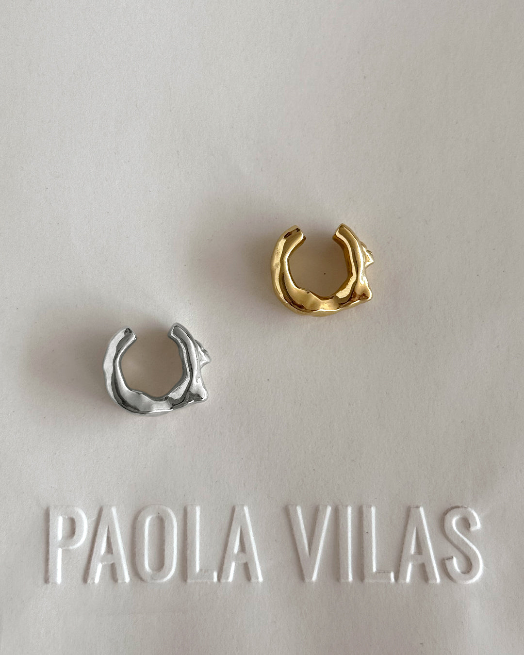 Paola Vilas Earcuff Lou é um piercing escultural inspirado na icônica família Louise em prata 925 ou prata 925 com banho 18k. 