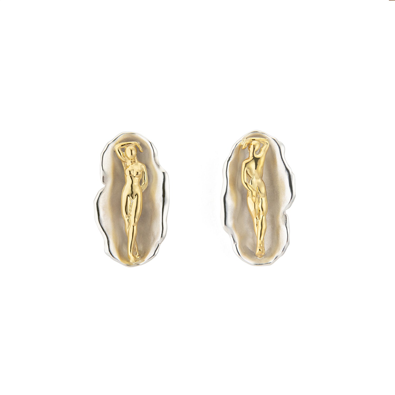 Paola Vilas Brinco Venus uma joia em formato de concha no seu interior um corpo feminino em prata 925 com banho de ouro 18k.  Joias femininas.