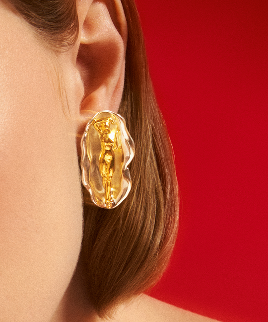 Paola Vilas Brinco Venus uma joia em formato de concha no seu interior um corpo feminino em prata 925 com banho de ouro 18k.  Joias femininas.