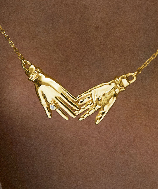 Paola-Vilas-colar-cora-ouro-18k-maos-diamante-escultura
