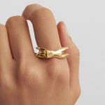 Modelo usando anel de corpo feminino em prata 925 com banho em ouro 18k