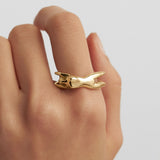 Modelo usando anel de corpo feminino em prata 925 com banho em ouro 18k
