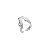 Anel de prata 925 de um corpo feminino abstrato