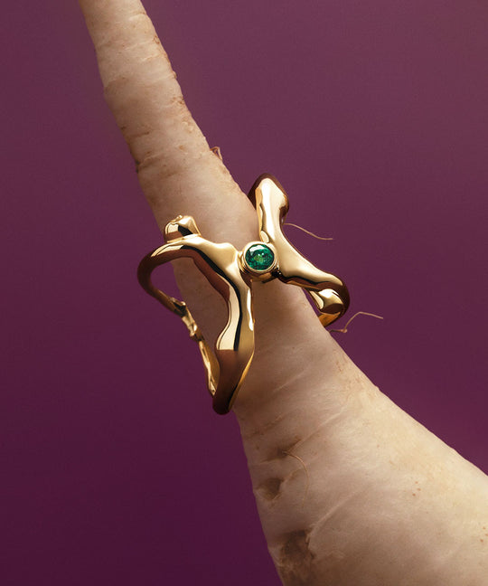 Anel em ouro 18k de corpos adornado com esmeralda