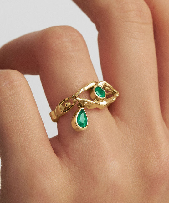 Modelo usando anel de olho com lágrima e corpos em ouro 18k e esmeraldas