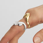 Modelo de mão usando anéis de um corpo feminino derretido em prata 925 com banho de ouro 18k