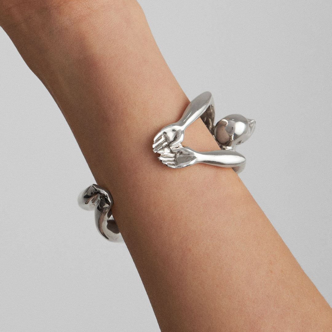 Modelo usando bracelete de escultura de corpo de mulher em prata 925