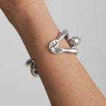 Modelo usando bracelete de escultura de corpo de mulher em prata 925