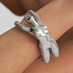 Modelo usando bracelete em prata 925 de corpo feminino