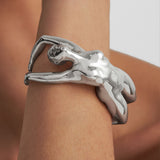 Modelo usando bracelete em prata 925 de corpo de mulher