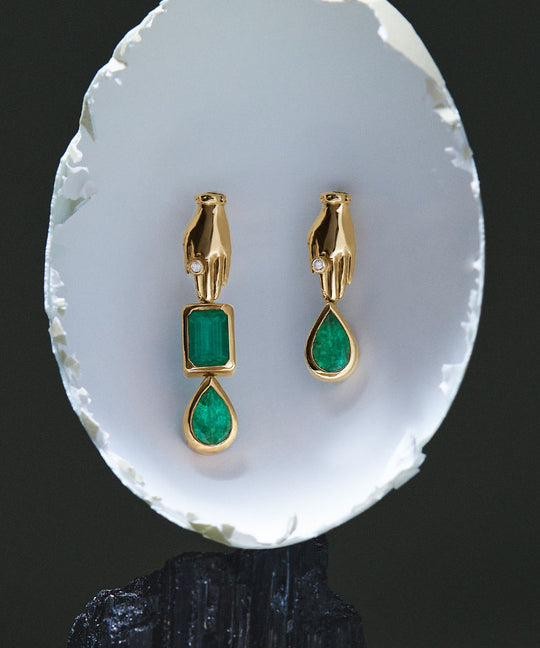 Brincos assimétricos em ouro 18k de mãos adornado de esmeraldas e diamantes