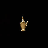 Brinco de mini mão com dedo do meio em ouro 18k adornado com diamante