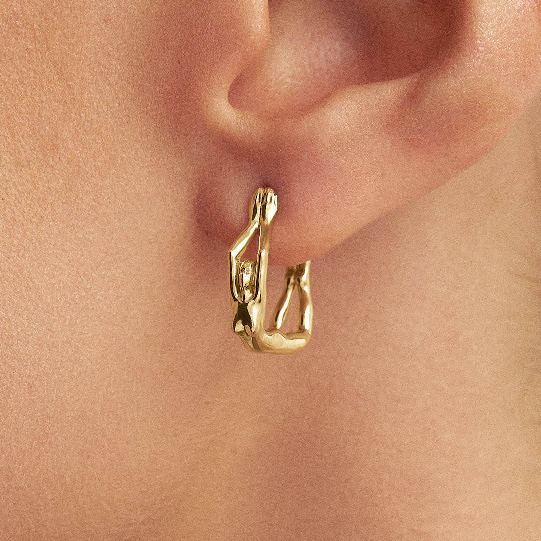 Modelo usando brinco em ouro 18k de mini argola de corpo feminino