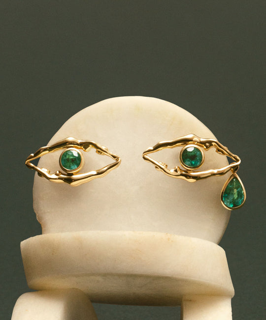 Brincos de olhos formados por corpos em ouro 18k e esmeraldas