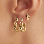 Modelo usando brincos em ouro 18k de dedo do meio adornado com diamante e corpos femininos