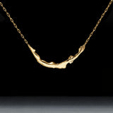 Colar Paola Vilas em prata 925 e banho de ouro 18k de corpo feminino