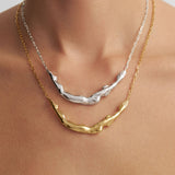 Modelo usando colares de corpo feminino em prata 925 com banho de ouro 18k