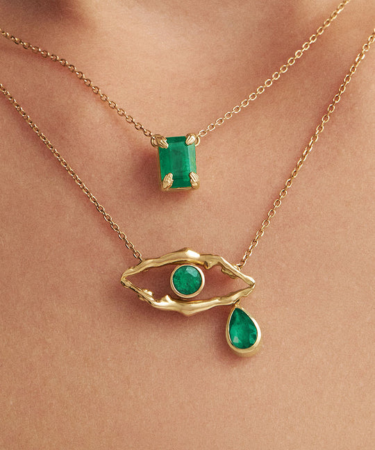 Modelo usando colares em ouro 18k com esmeraldas