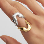 Modelo usando anéis de prata 925 com banho de ouro 18k de um corpo feminino derretido