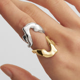 Modelo usando anéis de prata 925 com banho de ouro 18k de um corpo feminino derretido