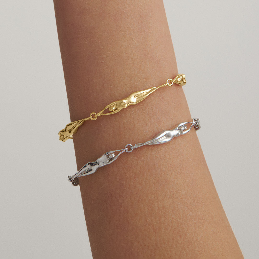 Modelo usando pulseira de corrente com corpos femininos em prata 925 e banho de ouro 18k