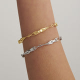 Modelo usando pulseira de corrente com corpos femininos em prata 925 e banho de ouro 18k