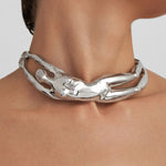 Modelo usando choker em prata 925 de corpo feminino