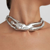 Modelo usando choker em prata 925 de corpo feminino