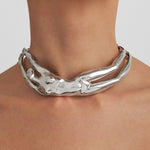 Modelo usando choker escultural de corpo feminino em prata 925