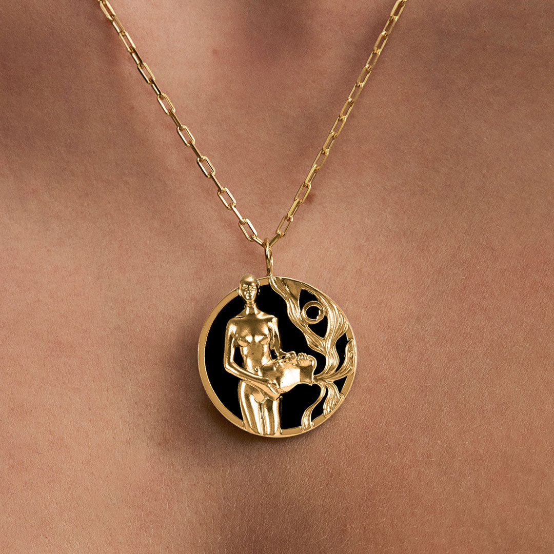 Modelo usando colar de signo de aquário em prata 925 com banho em ouro 18k