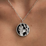 Modelo usando colar de signo de aquário em prata 925