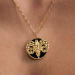 Modelo usando colar de signo de áries em prata 925 com banho em ouro 18k