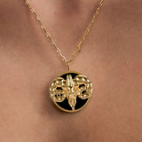 Modelo usando colar de signo de áries em prata 925 com banho em ouro 18k