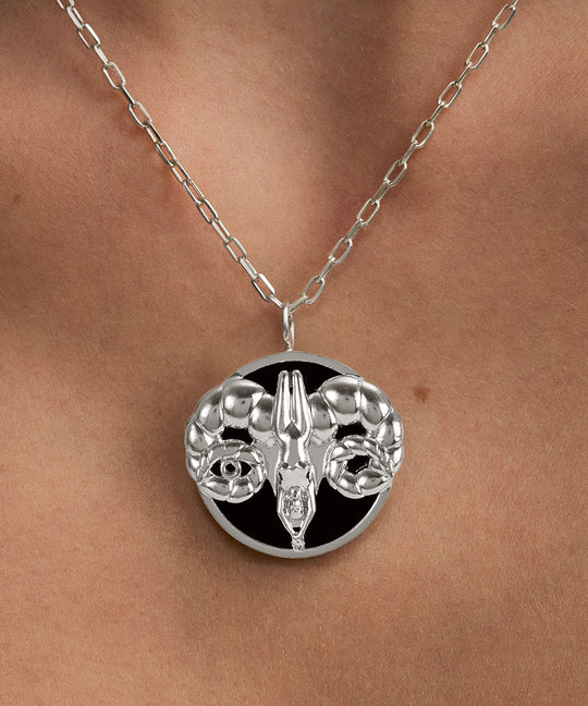 Modelo usando colar de signo de áries em prata 925