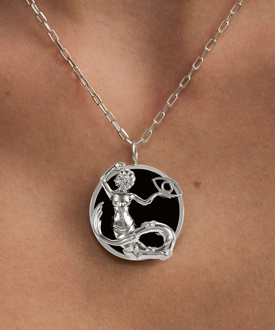 Modelo usando colar de signo de capricórnio em prata 925