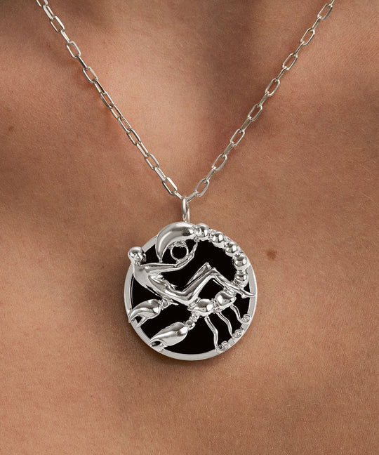 Modelo usando colar de signo de escorpião em prata 925