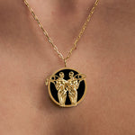Modelo usando colar de signo de gêmeos em prata 925 com banho em ouro 18k