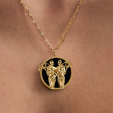 Modelo usando colar de signo de gêmeos em prata 925 com banho em ouro 18k