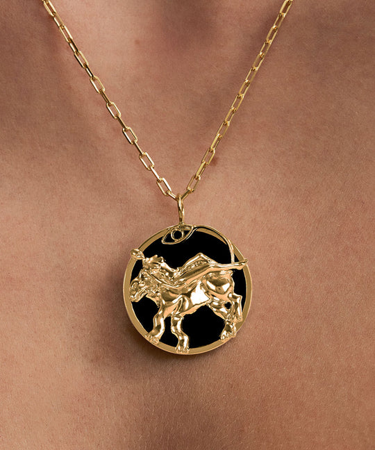 Modelo usando colar de signo de leão em prata 925 com banho em ouro 18k