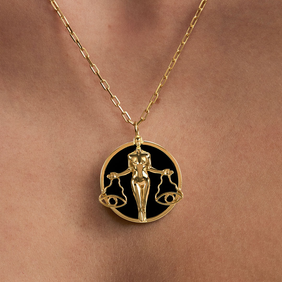 Modelo usando colar de signo de libra em prata 925 com banho em ouro 18k