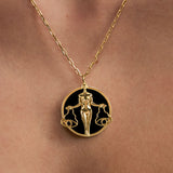 Modelo usando colar de signo de libra em prata 925 com banho em ouro 18k