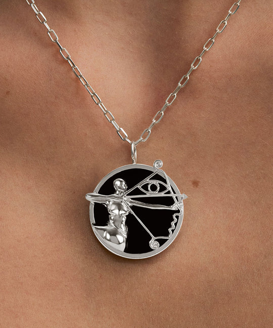 Modelo usando colar de signo de sagitário em prata 925