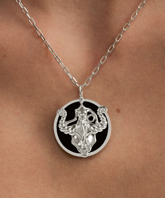 Modelo usando colar de signo de touro em prata 925
