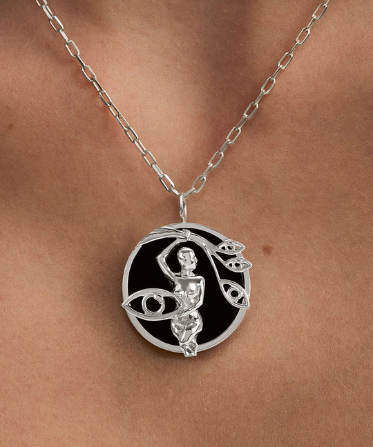 Modelo usando colar de signo de virgem em prata 925